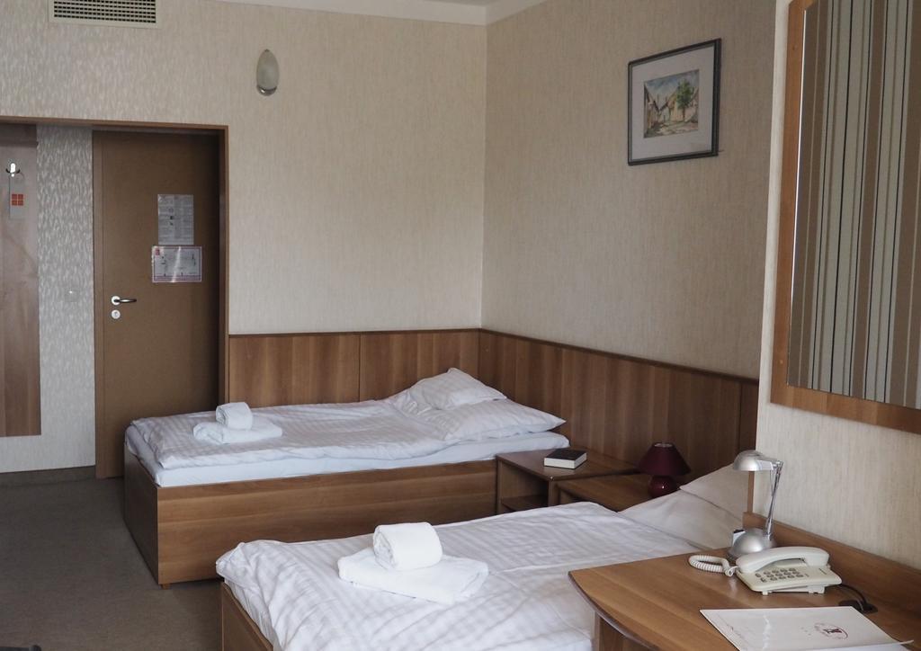 Hary Hotel Kecskemet Phòng bức ảnh